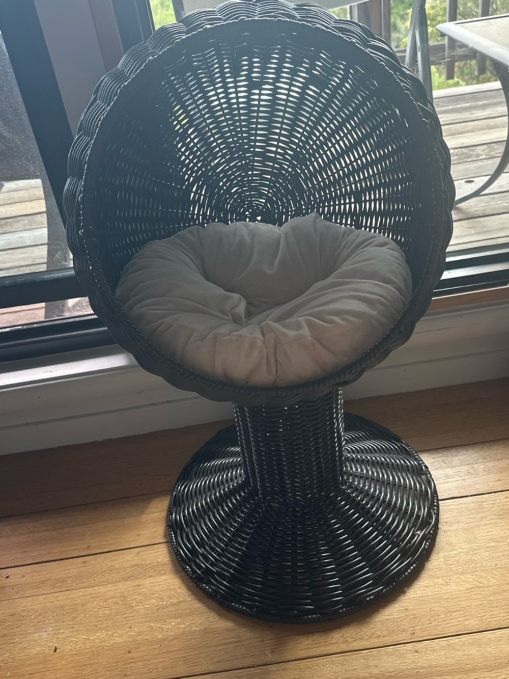 Wicker Pedestal Chair with Round Cushion - Black
